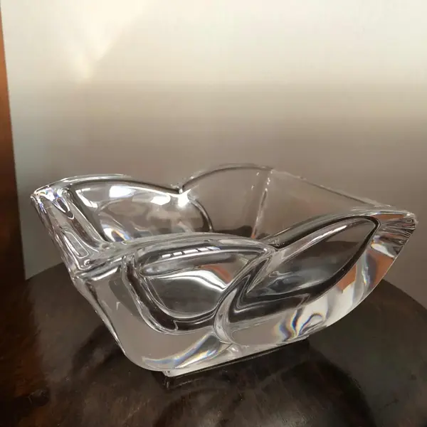 Foto de um(a) Antigo Bowl Decorativo Cinzeiro Em Cristal De Sèvres Francês, da categoria de Travessas e tigelas. Cristal de Sèvres. Lindo bowl em pesado cristal francês de excelente qualidade, da famosa manufatura Sèvres, trabalho manual... Mostrado de uma perspectiva diferente. Vendido no marketplace Trésors.