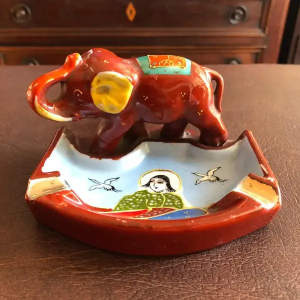Foto de um(a) Antigo Raro Cinzeiro Art Deco Porcelana Oriental Satsuma, da categoria de Cinzeiros. Década de 1950. Impecável, item raro e diferente, para colecionador. Mostrado de uma perspectiva diferente. Vendido no marketplace Trésors.
