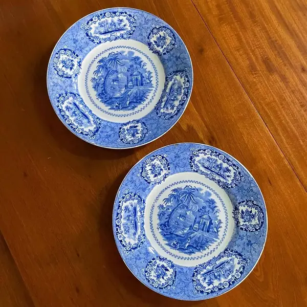 Foto de um(a) Antigo Par De Pratos Porcelana Inglesa Ridgway Azul E Branco, da categoria de Pratos Decorativos. Ridgway Porcelain. A família Ridgway foi uma das mais importantes dinastias que fabricavam a cerâmica de Staffordshire, com... Mostrado de uma perspectiva diferente. Vendido no marketplace Trésors.