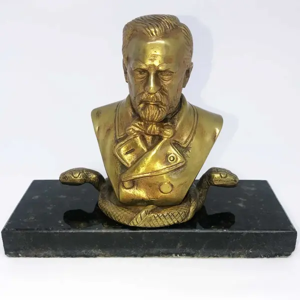 Foto de um(a) Antiga Escultura Busto Do Louis Pasteur Em Bronze Francês, da categoria de Escultura. Antigo busto do cientista Louis Pasteur, em bronze francês com base em mármore. Peça assinada pelo artista. Meados do século... Mostrado de uma perspectiva diferente. Vendido no marketplace Trésors.