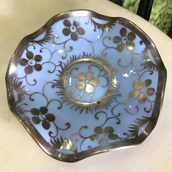 Foto de um(a) Antigo Raro Prato Bowl Opalina Francesa Azul E Prata, da categoria de Travessas e tigelas. Antigo prato de opalina francesa, decoração floral feita à mão com prata de lei. Meados do século XX. A peça está em ótimo... Mostrado de uma perspectiva diferente. Vendido no marketplace Trésors.