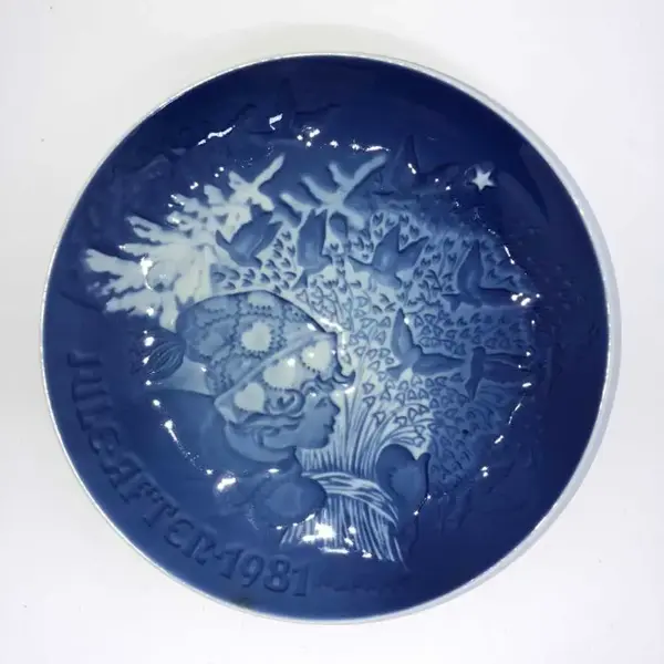 Foto de um(a) Antigo Prato Decorativo Porcelana Royal Copenhagen 1981, da categoria de Pratos Decorativos. Royal Copenhagen. Lindo e decorativo prato de coleção, em porcelana artística, da famosa manufatura Dinamarquesa, Royal... Mostrado de uma perspectiva diferente. Vendido no marketplace Trésors.