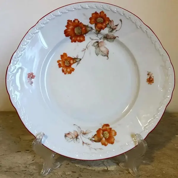 Foto de um(a) Antiga Bandeja Prato Decorativo Porcelana Tcheca Art Deco, da categoria de Travessas e tigelas. Antigo prato com alças, decorativo ou para servir em porcelana Tcheca, com linda decoração floral. Período Art Deco.Diâmetro... Mostrado de uma perspectiva diferente. Vendido no marketplace Trésors.
