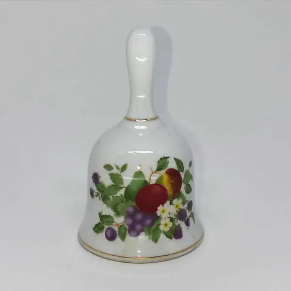Foto de um(a) Antigo Sino Sineta De Mesa Porcelana Inglesa Royal Crest (Usado), da categoria de Outros objetos decorativos. Royal Crest. Lindo e decorativo sino em porcelana inglesa, com decoração de flores e frutas, e filetes em ouro. Badalo muito... Mostrado de uma perspectiva diferente. Vendido no marketplace Trésors.
