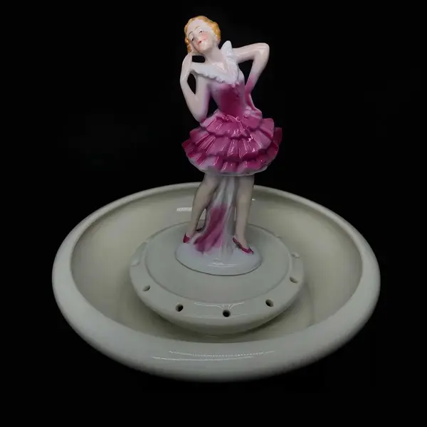 Foto de um(a) Antiga Rara Escultura Art Deco Centro Mesa Hutschenreuther, da categoria de Escultura. Hutschenreuther. Antiga floreira, centro de mesa em porcelana artística alemã, com linda escultura de bailarina no meio da... Mostrado de uma perspectiva diferente. Vendido no marketplace Trésors.