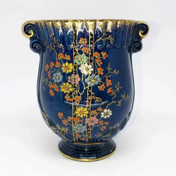 Foto de um(a) Antigo Vaso Art Deco Porcelana Inglesa Crown Devon Pintado, da categoria de Vasos. Crown Devon. Porcelana inglesa pintada à mão com lindas flores. Período Art Deco. Peça catalogada. Meados do século XX.... Mostrado de uma perspectiva diferente. Vendido no marketplace Trésors.