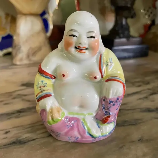 Foto de um(a) Antiga Pequena Escultura De Buda Oriental Porcelana Japonesa, da categoria de Escultura. Antiga e pequena escultura de Buda em porcelana oriental japonesa pintada à mão. Medidas 9x8cm. Mostrado de uma perspectiva diferente. Vendido no marketplace Trésors.