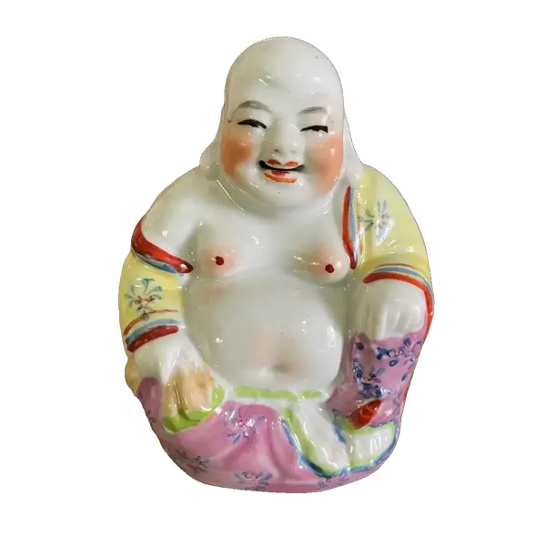 Foto de um(a) Antiga Pequena Escultura De Buda Oriental Porcelana Japonesa, da categoria de Escultura. Antiga e pequena escultura de Buda em porcelana oriental japonesa pintada à mão. Medidas 9x8cm. Vendido no marketplace Trésors.