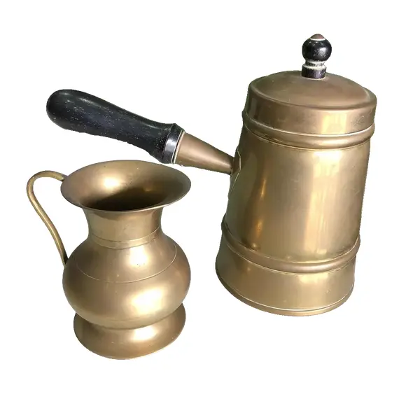 Foto de um(a) Antigo Bule Cafeteira E Leiteira Em Metal Dourado Bronze, da categoria de Bules. Dupla para servir ou decorar. Bule/cafeteira e leiteira em bronze, a cafeteira tem detalhes em madeira de lei. Medidas da... Vendido no marketplace Trésors.