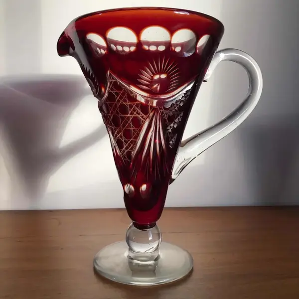 Foto de um(a) Antiga Jarra Em Cristal Baccarat Cor Vermelho Rubi Lapidado, da categoria de Jarros. Antiga jarra em cristal Baccarat na cor vermelho rubi, ricamente lapidado à mão, como uma jóia.Medidas 24x22cm. Mostrado de uma perspectiva diferente. Vendido no marketplace Trésors.