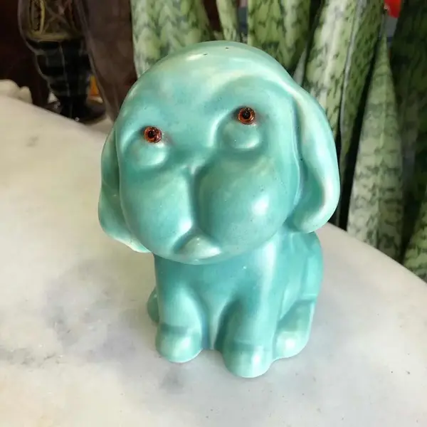 Foto de um(a) Antiga Escultura Cachorro Art Deco Porcelana Inglesa Beswick, da categoria de Escultura. Beswick. Antiga e linda escultura de cachorro em porcelana inglesa, com raros olhos de vidro. Período Art Deco. Peça muito... Mostrado de uma perspectiva diferente. Vendido no marketplace Trésors.