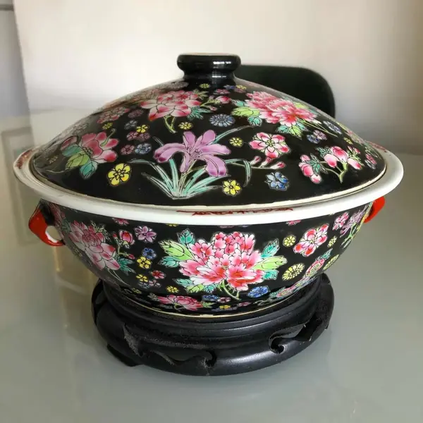 Foto de um(a) Antiga Caixa Sopeira Centro De Mesa Oriental Porcelana China, da categoria de Terrinas de sopa. Antiga e grande caixa oriental, pode ser uma sopeira ou centro de mesa. Em porcelana chinesa com belíssima decoração floral... Mostrado de uma perspectiva diferente. Vendido no marketplace Trésors.