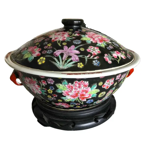Foto de um(a) Antiga Caixa Sopeira Centro De Mesa Oriental Porcelana China, da categoria de Terrinas de sopa. Antiga e grande caixa oriental, pode ser uma sopeira ou centro de mesa. Em porcelana chinesa com belíssima decoração floral... Vendido no marketplace Trésors.