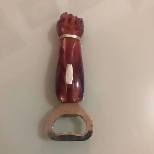 Foto de um(a) Antigo Abridor De Garrafa Figa Art Deco Em Baquelita, da categoria de Abridores de garrafas. Antigo abridor de garrafas em formato de figa em Baquelita.aprox 12cm. Mostrado de uma perspectiva diferente. Vendido no marketplace Trésors.