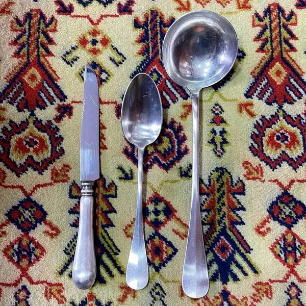 Foto de um(a) Antigo Trio Grandes Talheres Para Servir Em Prata Francesa, da categoria de Faqueiros e talheres. Extra Blanc. Antigo trio de finos talheres para servir em prata francesa. Meados do século XX. Mostrado de uma perspectiva diferente. Vendido no marketplace Trésors.