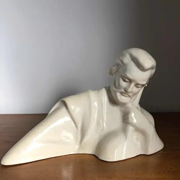 Foto de um(a) Antiga Escultura Busto Homem Músico Em Porcelana Art Deco, da categoria de Escultura. Antiga escultura bloco escultórico artístico do períodoArt Deco, representando busto de música em porcelana europeia. Peça... Mostrado de uma perspectiva diferente. Vendido no marketplace Trésors.