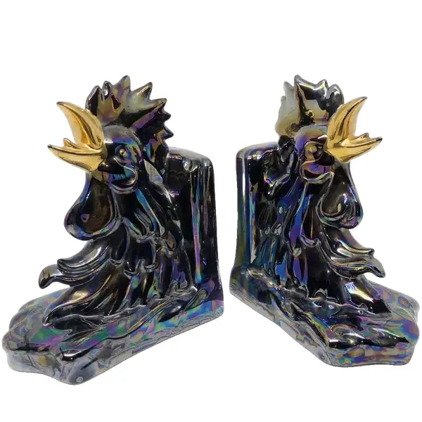 Foto de um(a) Antigo Cerra Livros Escultura De Galo Porcelana Art Deco, da categoria de Apoio para livros. Antigo e grande cerra livros em porcelana artística com figuras de galos, ricamente pintados à mão, e filetes em ouro.... Vendido no marketplace Trésors.