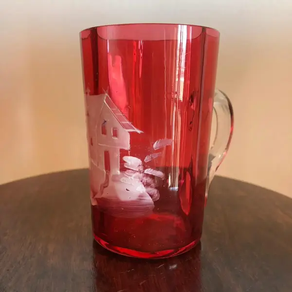 Foto de um(a) Antiga Caneca Copo De Coleção Murano Veneziano Mary Gregory, da categoria de Canecas. Mary Gregory. Antiga caneca veneziana, com linda pintura feita à mão com esmalte branco. Item de coleção. Em perfeito... Mostrado de uma perspectiva diferente. Vendido no marketplace Trésors.