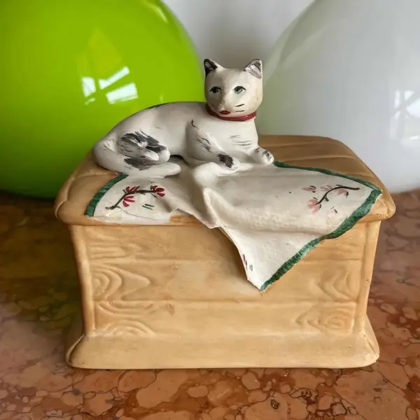 Foto de um(a) Antigo Escultura De Gato Biscuit Italiano Capodimonte, da categoria de Escultura. Capodimonte. Antiga escultura artística moldada e pintada à mão em biscuit italiano, representado lindo gatinho deitado.... Mostrado de uma perspectiva diferente. Vendido no marketplace Trésors.