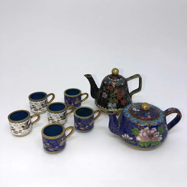 Foto de um(a) Antigas Miniaturas Conjunto De Chá Em Bronze Cloisonné, da categoria de Outros colecionáveis. Contem 2 bules que medem 6x8cm E 6 canequinhas, todas as peças em bronze esmaltadas à mão, uma arte!. Mostrado de uma perspectiva diferente. Vendido no marketplace Trésors.