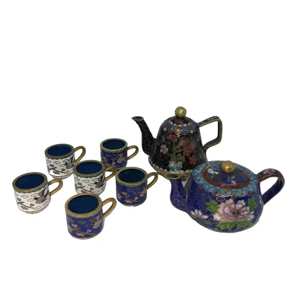 Foto de um(a) Antigas Miniaturas Conjunto De Chá Em Bronze Cloisonné, da categoria de Outros colecionáveis. Contem 2 bules que medem 6x8cm E 6 canequinhas, todas as peças em bronze esmaltadas à mão, uma arte!. Vendido no marketplace Trésors.