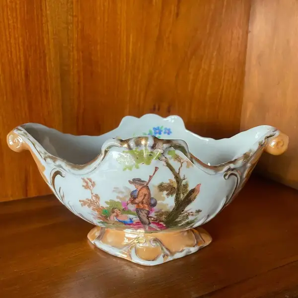 Foto de um(a) Antiga Floreira Centro De Mesa Porcelana Dp Cena Galante, da categoria de Cachepot. Antigo cachepot, floreira ou centro de mesa em porcelana nacional com cenas galantes. Detalhes com filetes de ouro. Peça... Mostrado de uma perspectiva diferente. Vendido no marketplace Trésors.