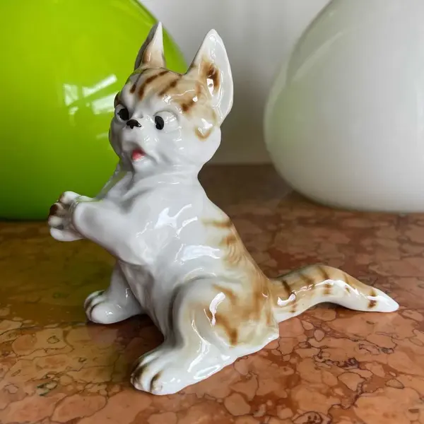 Foto de um(a) Antiga Escultura Bibelô De Gato Art Deco Porcelana Alemã, da categoria de Escultura. Antiga e graciosa escultura/bibelô de gatinho em porcelana artística alemã. Período totalmente Art Deco.Medidas 10x13cm. Mostrado de uma perspectiva diferente. Vendido no marketplace Trésors.