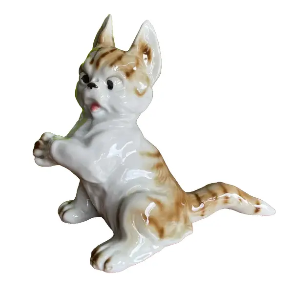 Foto de um(a) Antiga Escultura Bibelô De Gato Art Deco Porcelana Alemã, da categoria de Escultura. Antiga e graciosa escultura/bibelô de gatinho em porcelana artística alemã. Período totalmente Art Deco.Medidas 10x13cm. Vendido no marketplace Trésors.