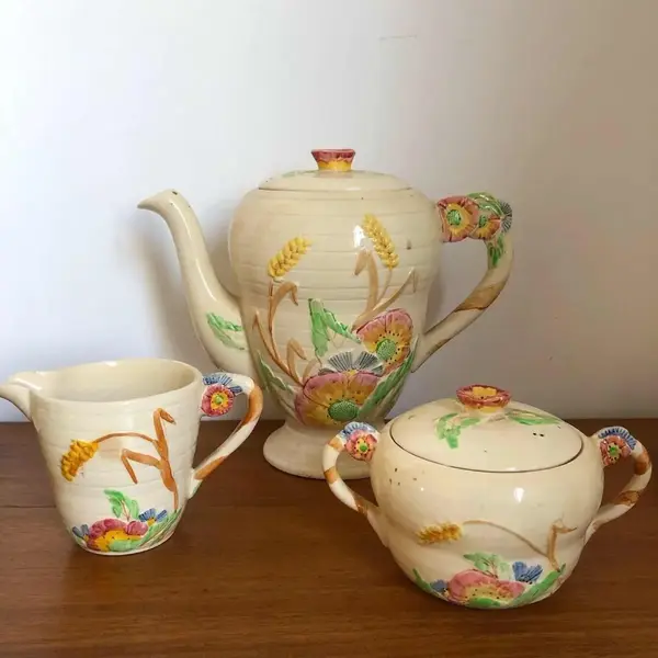 Foto de um(a) Antigo Conjunto Café Chá Porcelana Inglesa Brentleigh Ware, da categoria de Conjuntos de café e chá. Antigo e muito decorativo jogo de café ou chá Art Deco em porcelana Inglesa Brentleigh Ware Staffordshire. O nome dessa... Mostrado de uma perspectiva diferente. Vendido no marketplace Trésors.
