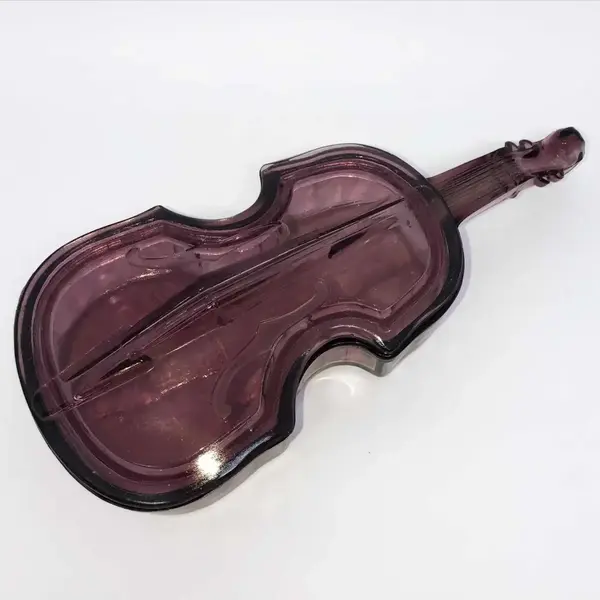 Foto de um(a) Antiga Rara Caixa Porta Jóias Art Deco Em Cristal Tcheco, da categoria de Porta-Jóias. Antiga e grande caixa em cristal tcheco, no formato de violino. Peça muito decorativa e diferente. Perito Art Deco. Década... Mostrado de uma perspectiva diferente. Vendido no marketplace Trésors.