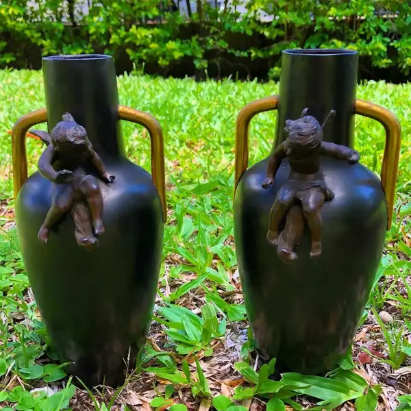 Foto de um(a) Antigo Raro Par De Esculturas Vasos Fada Anjo Bronze Francês, da categoria de Vasos. Antigo e lindo par de vasos/esculturas em bronze francês, em uma das peças temos um anjo e do outro uma fada. Peças de ótima... Mostrado de uma perspectiva diferente. Vendido no marketplace Trésors.