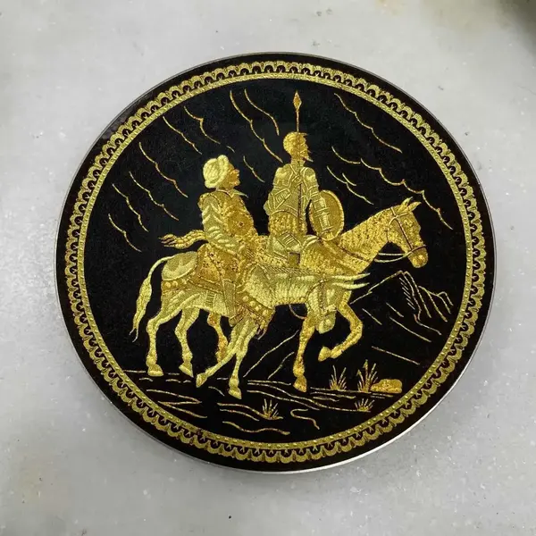Foto de um(a) Antigo Porta Cartões Dom Quixote Ouro Toledo Damasquinado, da categoria de Pratos Decorativos. Ouro Toledo, Damasquinado. Antigo e lindo pratinho, porta cartões em metal com decoração em relevo de Don Quixote e Sancho... Mostrado de uma perspectiva diferente. Vendido no marketplace Trésors.