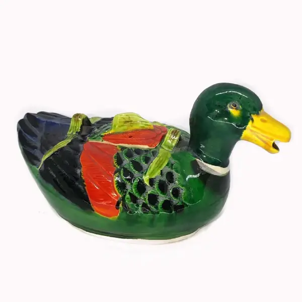 Foto de um(a) Antigo Raro Bule Escultura Pato Art Deco Em Majólica Alemã, da categoria de Bules. Antigo e diferente bule decorativo no formatos e pato em majólica/cerâmica alemã, peça moldada e pintada à mão. Período Art... Mostrado de uma perspectiva diferente. Vendido no marketplace Trésors.