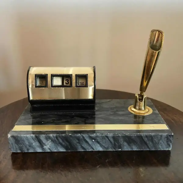 Foto de um(a) Antigo Calendário De Escritório Porta Caneta Em Mármore, da categoria de Kit organizador de escritório. Lindo e muito decorativo calendário, porta caneta, com base em mármore italiano. O calendário está funcionando... Mostrado de uma perspectiva diferente. Vendido no marketplace Trésors.