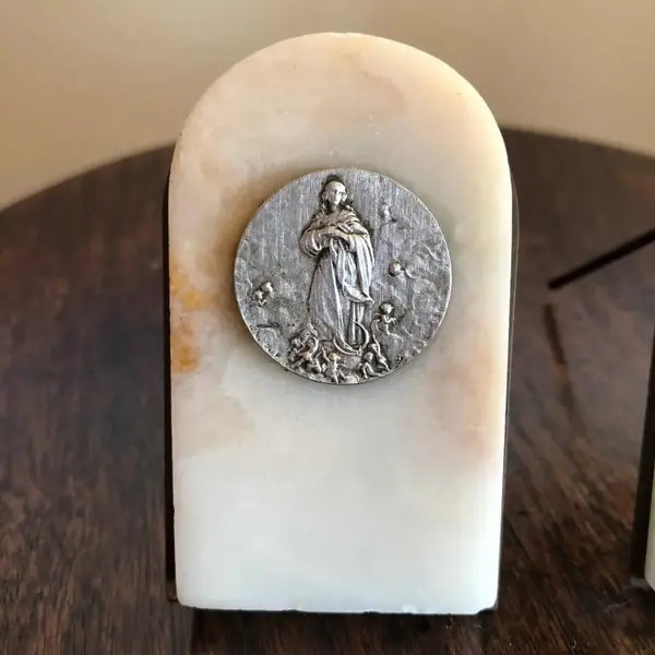Foto de um(a) Arte Sacra Antiga Escultura Mármore Imaculada Conceição, da categoria de Objetos religiosos e espirituais. Para proteção na sua casa. Arte sacra antiga, pequenas e delicadas esculturas em mármore com medalhão central em prata,... Mostrado de uma perspectiva diferente. Vendido no marketplace Trésors.