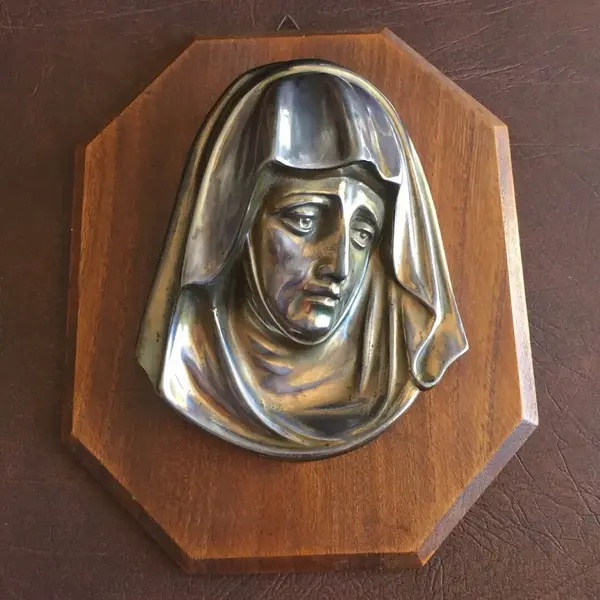 Foto de um(a) Arte Sacra Antigo Quadro Virgem Maria Madeira Pétit Bronze, da categoria de Objetos religiosos e espirituais. Lindo quadro antigo década de 60, em pétit bronze francês, ótima fundição, sob madeira de lei.Medidas: 21x17cm Em perfeito... Mostrado de uma perspectiva diferente. Vendido no marketplace Trésors.
