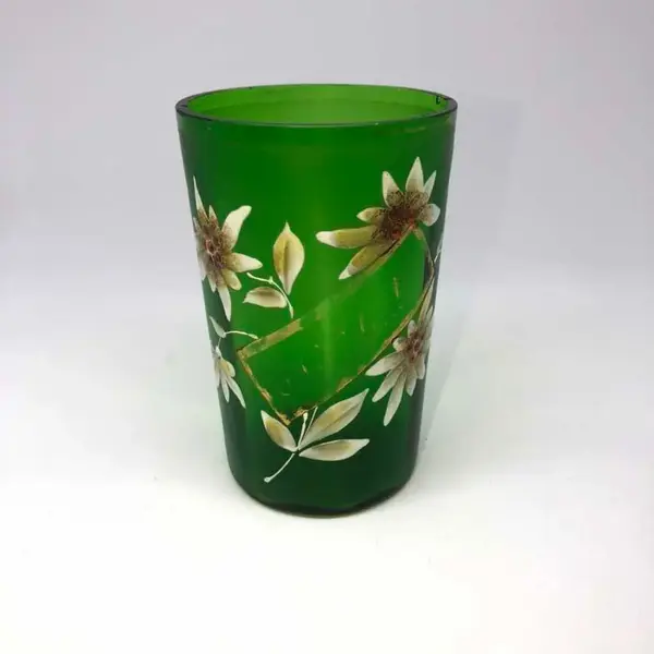 Foto de um(a) Antigo Copo Em Vidro Veneziano Verde Art Nouveau Pintado Mao, da categoria de Copos e taças. Início do século XX, ricamente pintado à mão.Medidas 10x6,5cm. Mostrado de uma perspectiva diferente. Vendido no marketplace Trésors.