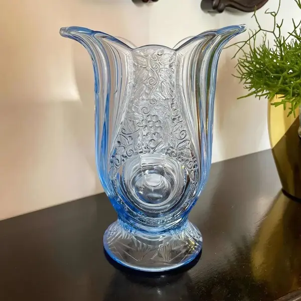 Foto de um(a) Antigo Raro Vaso Art Deco Walther & Sohne Em Vidro Alemão, da categoria de Vasos. Walter & Sohne. Antigo e lindo vaso azul em vidro artístico de ótima qualidade moldado e prensado com uvas em relevo. Da... Mostrado de uma perspectiva diferente. Vendido no marketplace Trésors.