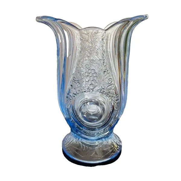 Foto de um(a) Antigo Raro Vaso Art Deco Walther & Sohne Em Vidro Alemão, da categoria de Vasos. Walter & Sohne. Antigo e lindo vaso azul em vidro artístico de ótima qualidade moldado e prensado com uvas em relevo. Da... Vendido no marketplace Trésors.
