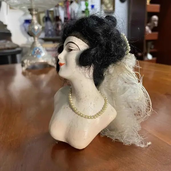 Foto de um(a) Antiga Boneca Escultura Busto Austríaco Mariquita Art Deco, da categoria de Escultura. Antiga rara escultura artística busto de mariquita, moldado à mão. Peça austríaca. Com selo de autenticidade. Art Deco.... Mostrado de uma perspectiva diferente. Vendido no marketplace Trésors.