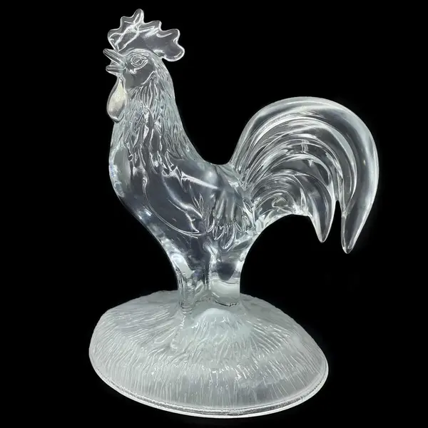Foto de um(a) Antiga Escultura Galo Art Deco Em Cristal Francês Luminarc, da categoria de Escultura. Luminarc - Verrerie D’arques, France. Antiga escultura artística representando galo lapidado em cristal francês de excelente... Mostrado de uma perspectiva diferente. Vendido no marketplace Trésors.