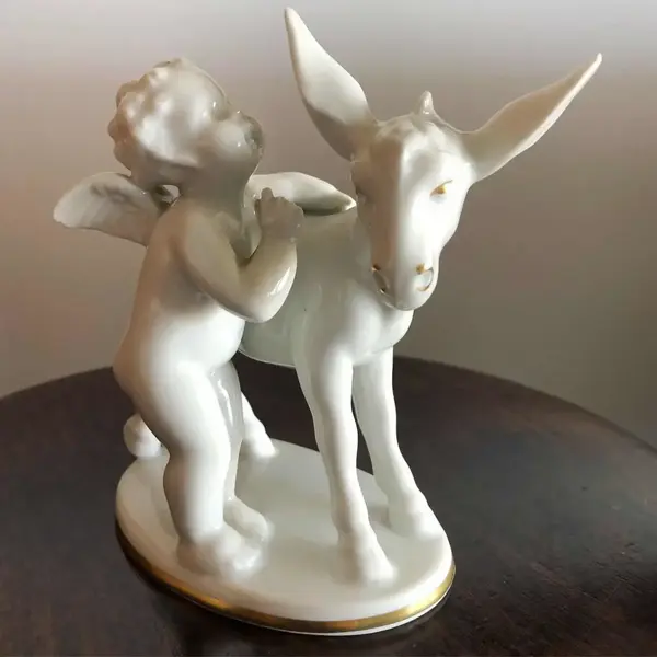 Foto de um(a) Antigo Bloco Escultórico Anjo Porcelana Alemã Gerold Bavaria, da categoria de Escultura. Gerold & Co Tettau, Bavaria - Germany. Antigo e delicado bloco escultórico representando anjo com burrico, feito à mão em... Mostrado de uma perspectiva diferente. Vendido no marketplace Trésors.