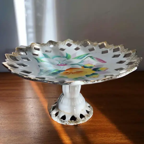 Foto de um(a) Antiga Delicada Fruteirinha Fenestrado Porcelana Alemã, da categoria de Travessas e tigelas. Delicada e pequena fruteira fenestrada em porcelana alemã, com linda decoração floral e filetes em ouro. Medidas 10x18cm. Mostrado de uma perspectiva diferente. Vendido no marketplace Trésors.