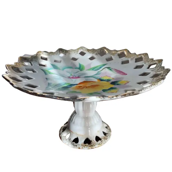 Foto de um(a) Antiga Delicada Fruteirinha Fenestrado Porcelana Alemã, da categoria de Travessas e tigelas. Delicada e pequena fruteira fenestrada em porcelana alemã, com linda decoração floral e filetes em ouro. Medidas 10x18cm. Vendido no marketplace Trésors.