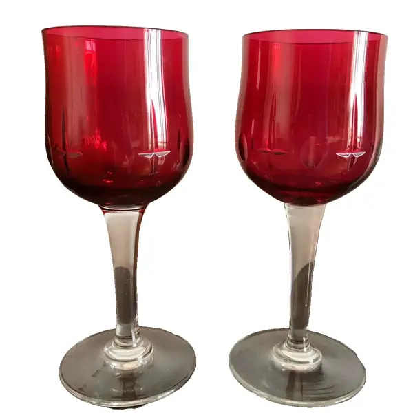 Foto de um(a) Antigo Par De Cálices Copos Taças Cristal Europeu Vermelho, da categoria de Copos e taças. Antigo par de cálices em fino cristal europeu, ricamente lapidados à mão. Meados do século XX.Mede 14x5cm cada. Vendido no marketplace Trésors.