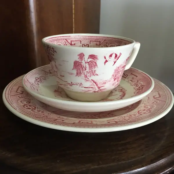 Foto de um(a) Antigo Trio De Chá Em Fina Porcelana, da categoria de Xícaras. Xícara trio de chá em porcelana antiga, marca no fundo. Lindo motivo e cores. Em perfeito estado. Mostrado de uma perspectiva diferente. Vendido no marketplace Trésors.