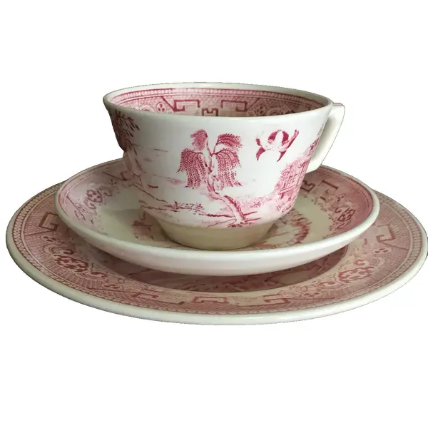 Foto de um(a) Antigo Trio De Chá Em Fina Porcelana, da categoria de Xícaras. Xícara trio de chá em porcelana antiga, marca no fundo. Lindo motivo e cores. Em perfeito estado. Vendido no marketplace Trésors.