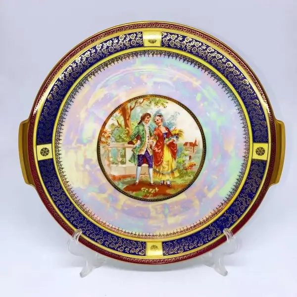Foto de um(a) Antigo Prato Decorativo Bandeja Porcelana Rosenthal Helena, da categoria de Pratos Decorativos. Rosenthal modelo Helena. Antigo e majestoso prato com alças, bandeja em porcelana artista alemã, da famosa manufatura... Mostrado de uma perspectiva diferente. Vendido no marketplace Trésors.