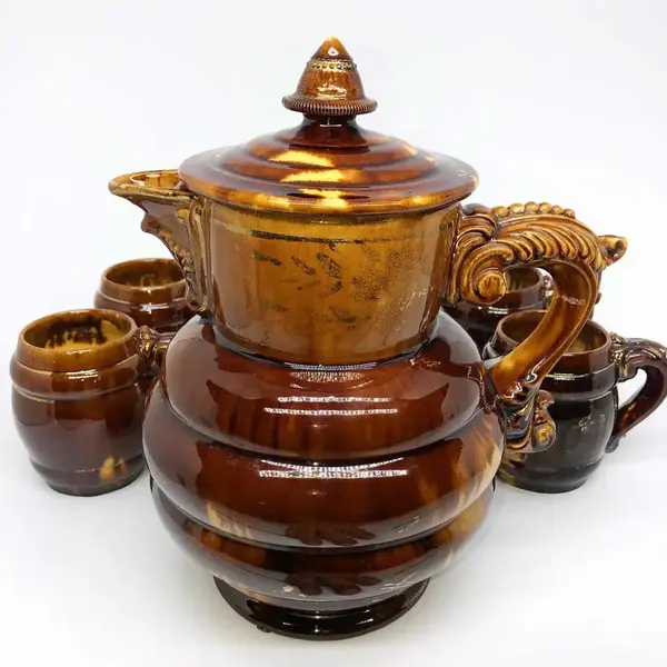 Foto de um(a) Antigo Raro Conjunto Chá Café Chocolateira Majólica Alemã, da categoria de Conjuntos de café e chá. Antigo e centenário conjunto para chocolate, café ou chá. Você escolhe! Composto por grande bule/chocolateira, cinco... Mostrado de uma perspectiva diferente. Vendido no marketplace Trésors.