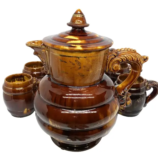 Foto de um(a) Antigo Raro Conjunto Chá Café Chocolateira Majólica Alemã, da categoria de Conjuntos de café e chá. Antigo e centenário conjunto para chocolate, café ou chá. Você escolhe! Composto por grande bule/chocolateira, cinco... Vendido no marketplace Trésors.